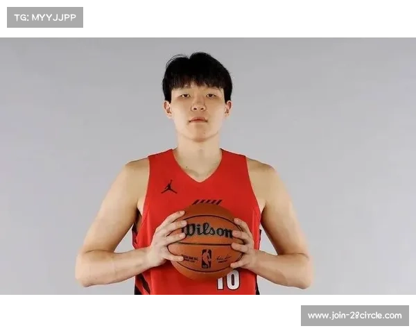 开拓者名宿探访训练营与球员合影杨瀚森灿笑成全场最亮焦点 开拓者名宿探访训练营与球员合影杨瀚森灿笑成全场最亮焦点